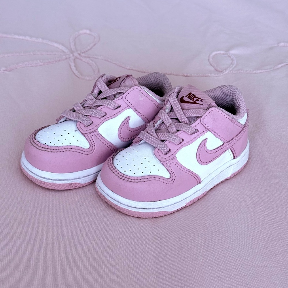 Nike Kids Sneakers in Soft Pink and White